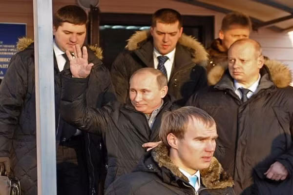 Hinh anh Tong thong Nga Putin o Paris gay ngac nhien-Hinh-7