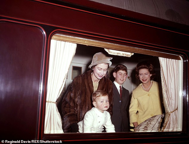 Nữ hoàng Elizabeth II, Hoàng tử Andrew, Thái tử Charles và Công chúa Margaret đi tàu từ London tới Sandringham cho dịp lễ Giáng sinh hồi năm 1962.