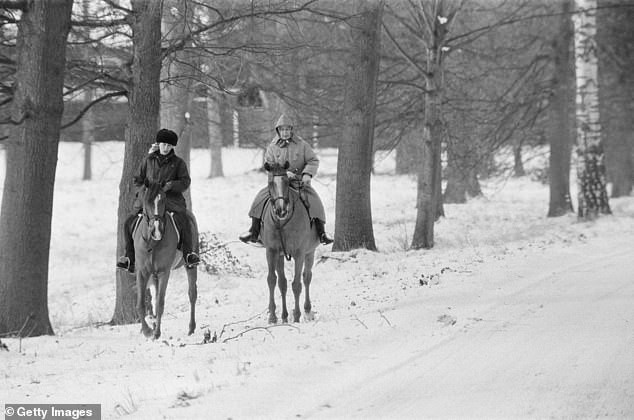 Nữ hoàng Elizabeth II và Công chúa Anne cưỡi ngựa tại Sandringham năm 1979.
