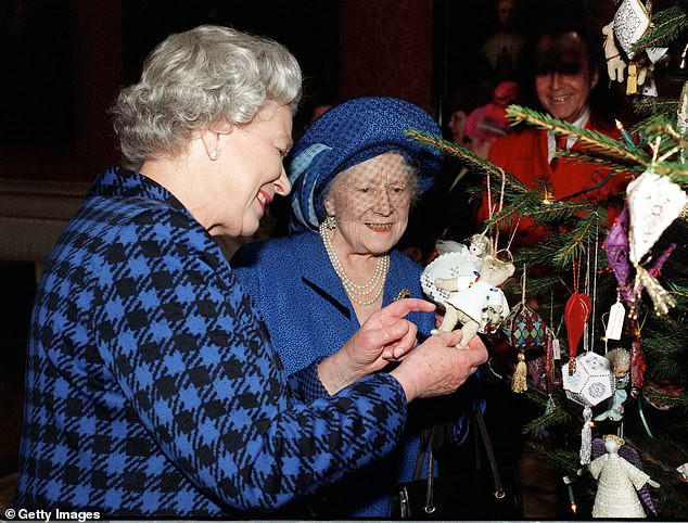 Nữ hoàng Elizabeth II trang trí trong Cung điện Buckingham năm 1998.