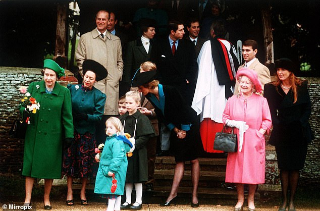 Các thành viên Hoàng gia Anh tới Sandringham trong kỳ nghỉ lễ Giáng sinh năm 1988.