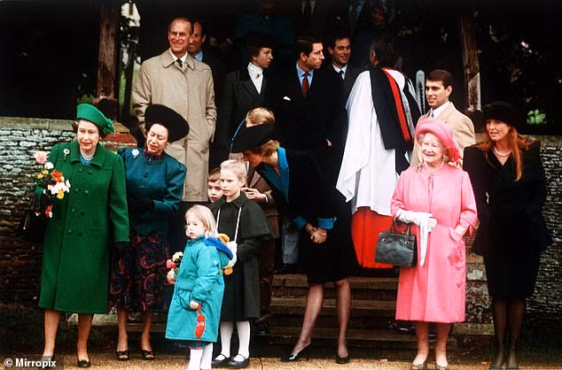 Các thành viên Hoàng gia Anh tới Sandringham trong kỳ nghỉ lễ Giáng sinh năm 1988.