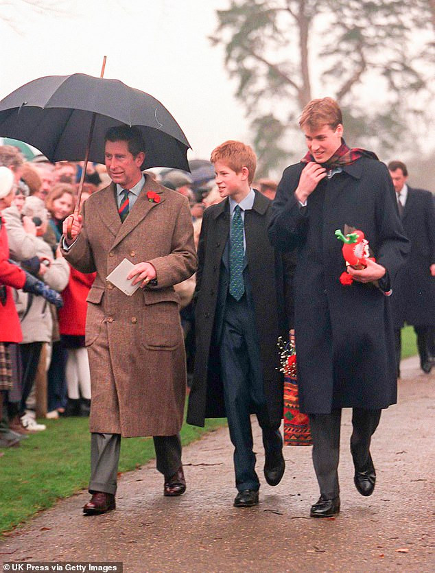Thái tử Charles, Hoàng tử Harry và Hoàng tử William trên đường tới dự buổi lễ Giáng sinh ở Sandringham năm 1998.