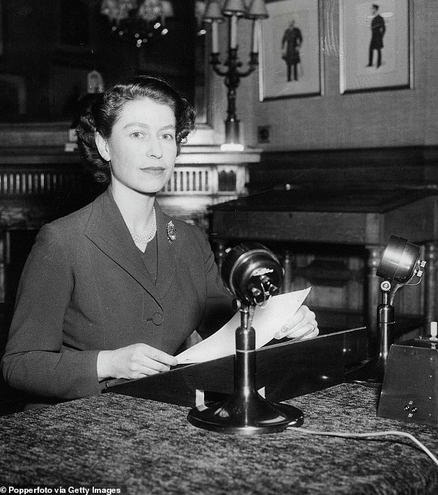 Nữ hoàng Elizabeth II chuẩn bị gửi thông điệp Giáng sinh đầu tiên tại phòng thu tạm thời ở dinh thự Sandringham hồi năm 1952. Đây là truyền thống được Nữ hàng thực hiện suốt 67 năm qua vào mỗi dịp lễ Noel. (Nguồn ảnh: Daily Mail)