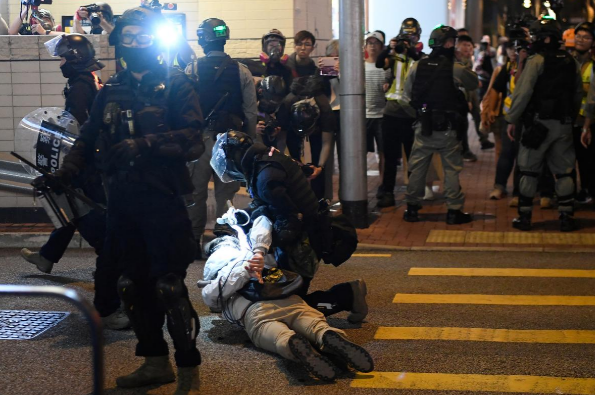 Được biết, một nhóm người biểu tình đeo mặt nạ đen còn tấn công các cửa hàng ở Whampoa, đập phá đèn giao thông; một quả bom xăng cũng được ném vào xe cảnh sát.