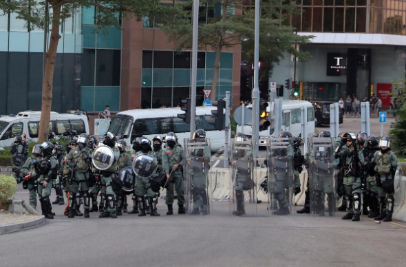 Cảnh sát Hong Kong phong tỏa một con đường để ngăn đám đông người biểu tình ngày 1/12.