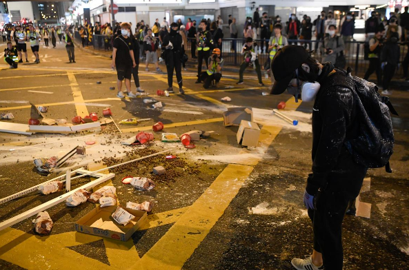 Những người biểu tình cũng tuần hành phản đối việc cảnh sát sử dụng hơi cay. "Chúng tôi muốn cảnh sát chấm dứt việc sử dụng hơi cay", một phụ nữ họ Wong tuần hành cùng chồng cô và cậu con trai 5 tuổi cho biết.