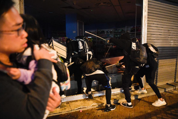 Một số người đập phá cửa hàng ở khu Hung Hom trong cuộc biểu tình cuối tuần qua.