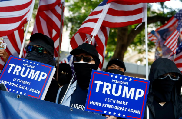 Trước đó cùng ngày, hàng trăm người biểu tình mang theo cờ Mỹ tham gia cuộc tuần hành để gửi lời cảm ơn tới Tổng thống Mỹ Donald Trump sau khi ông ký dự luật về Hong Kong.
