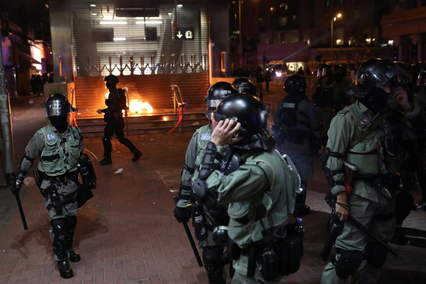 Người biểu tình ném bom xăng vào một nhà ga MTR ở Hung Hom ngày 1/12.