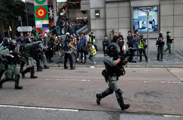 Cảnh sát Hong Kong cũng bắt giữ nhiều người biểu tình ở khu Cửu Long sau khi những phần tử quá khích ném bom khói và tạo ra cảnh tượng hỗn loạn.