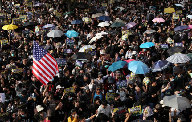 Theo hãng thông tấn Reuters, chỉ sau vài ngày yên bình, Hong Kong lại chìm trong hơi cay, khói lửa và bạo lực khi các cuộc biểu tình tiếp tục diễn ra cuối tuần qua. (Nguồn ảnh: Reuters)