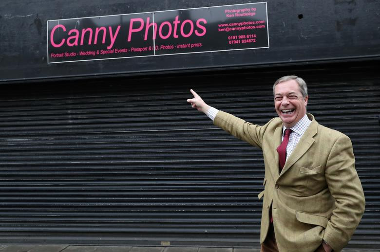 Thủ lĩnh Đảng Brexit Nigel Farage cười tươi khi đi vận động cử tri tại Seaham ngày 24/11. Ảnh: Reuters.