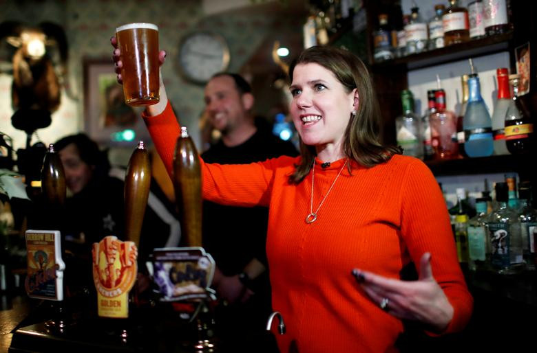 Thủ lĩnh Đảng Dân chủ Tự do Jo Swinson cầm một cốc bia khi thăm quán Dylans Kings Arms ở St Albans ngày 7/12. Ảnh: Reuters.