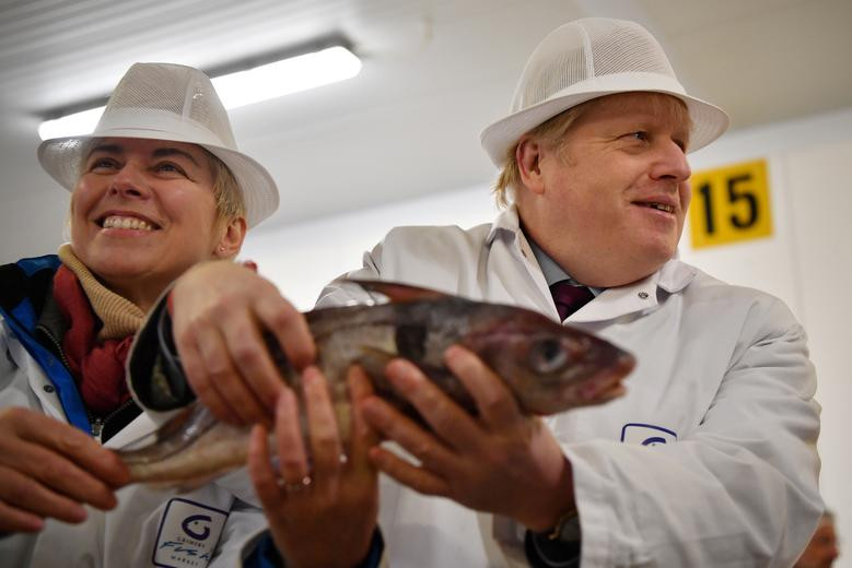 Thủ tướng Anh Boris Johnson thăm chợ cá Grimsby ở Grimsby ngày 9/12. Ảnh: Reuters.