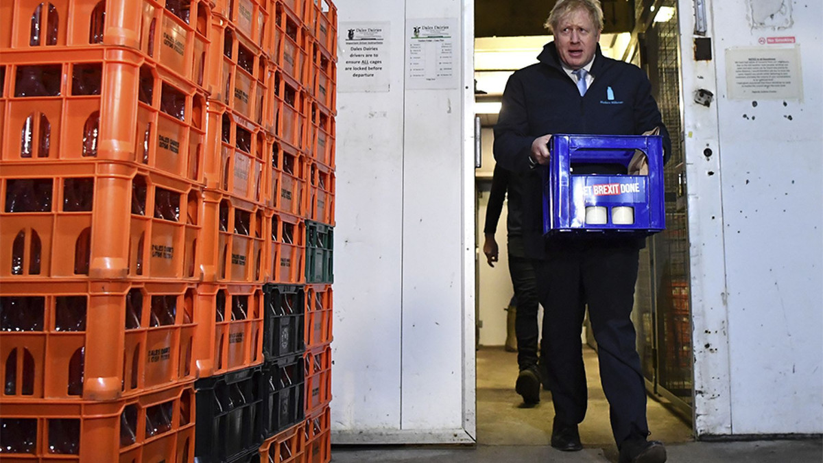 Theo ông Johnson, cuộc bầu cử ngày 12/12 là cơ hội để chấm dứt hơn 3 năm bế tắc và bất định chính trị tại nước này. Được biết, Đảng Bảo thủ của ông Johnson cần thêm 9 ghế để chiếm đa số, và việc này sẽ cho phép ông thúc đẩy thỏa thuận Brexit với EU và đưa Anh rời EU trong tháng 1/2020. Ảnh: AP.