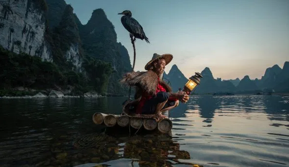 "Kỹ năng huấn luyện chim cốc được truyền từ thế hệ này sang thế hệ khác nhưng ở Trung Quốc hiện nay, không ai sử dụng 'công cụ' đánh cá này nữa, trừ một số ngư dân cuối cùng còn lại", nhiếp ảnh gia người Ukraine cho hay.