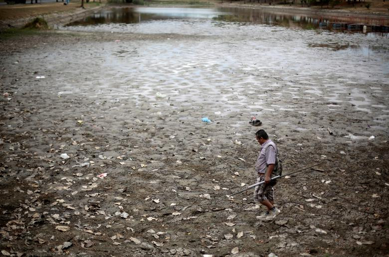 Costa Rica: Người đàn ông đi dọc bờ hồ nước gần như khô cạn do hạn hán tại San Jose ngày 21/3.
