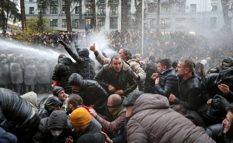 Georgia: Cảnh sát chống bạo động sử dụng vòi rồng để giải tán đám đông trong cuộc biểu tình phản đối chính quyền và yêu cầu tổ chức bầu cử quốc hội sớm tại Tbilisi ngày 18/11.