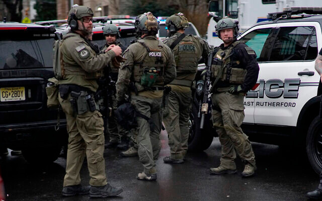 Tổng thống Mỹ Donald Trump đã được báo cáo về vụ xả súng. Ông chủ Nhà Trắng đã gửi lời chia buồn đến những nạn nhân và gia đình của họ trong thời gian rất khó khăn và bi thảm này. Ảnh: AP.