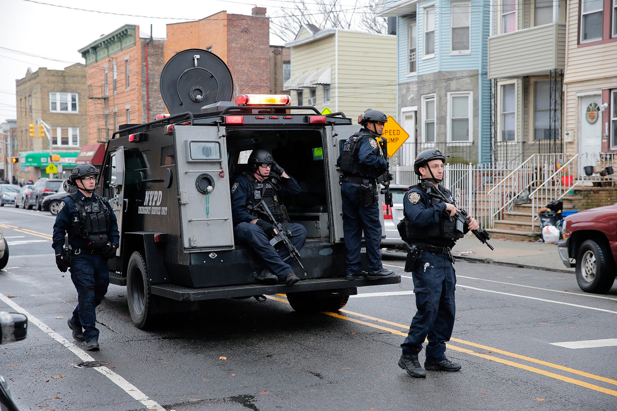 "Chúa ơi, cảnh tượng đó không khác gì trong phim. Thật điên rồ. Tôi chưa từng chứng kiến cảnh tượng này trước đây. Tôi vẫn còn run sợ", một cư dân địa phương kể lại. Ảnh: AP.