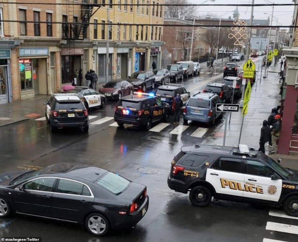 "Các nghi phạm đã trốn khỏi khu vực nghĩa trang trên một chiếc xe tải và cuối cùng chạy đến siêu thị Kosher, nơi chúng nổ súng vào cảnh sát và dân thường", New York Times dẫn lời các nhà chức trách. Ảnh: Twitter.