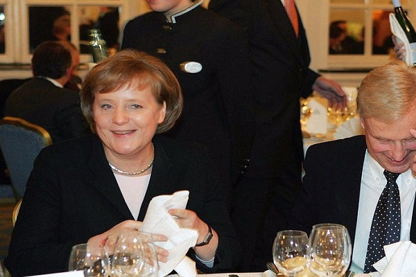 Trong bữa sáng, ông Joachim Sauer, một giáo sư hóa học, thường hỏi chuyện bà Merkel về các vấn đề chính trị như bất kỳ công dân bình thường nào khác.