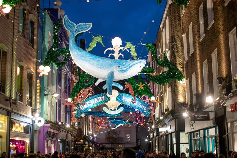 Khu phố Carnaby ở London, Anh, được trang hoàng trong dịp lễ Noel năm nay.