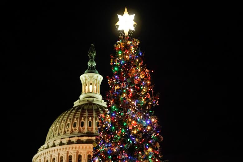 Cây thông Noel được thắp sáng ở Capitol Hill tại thủ đô Washington, Mỹ, ngày 4/12.