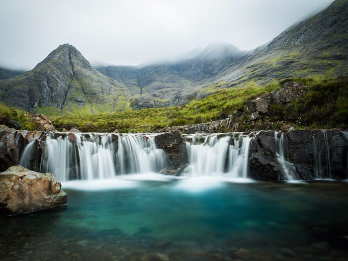 Thác Fairy Pools, Đảo Skye, Scotland. Du khách chỉ có thể đến đây bằng cách đi bộ qua khu rừng Glen Brittle.