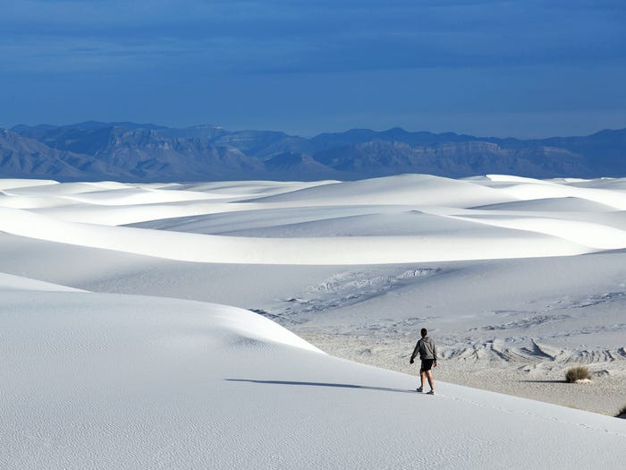 Công viên quốc gia White Sands National Monument ở New Mexico (Mỹ) với bãi cát trắng trải dài ấn tượng. Mời độc giả xem thêm video: Tới thăm ngôi làng ở "tận cùng Trái Đất" (Nguồn video: VTC14)