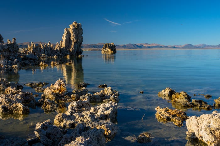 Hồ nước Mono ở California, Mỹ, cũng là một trong những kỳ quan thiên nhiên bạn nên đến nếu có cơ hội.