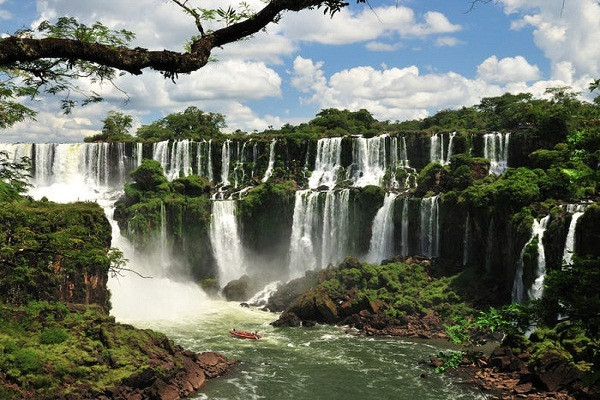 Thác Iguazu, ranh gới tự nhiên giữa Brazil và Argentina, là một phần của hệ thống thác nước khổng lồ bao gồm 275 thác nhỏ.