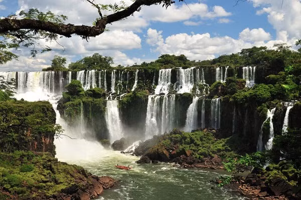 Thác Iguazu, ranh gới tự nhiên giữa Brazil và Argentina, là một phần của hệ thống thác nước khổng lồ bao gồm 275 thác nhỏ.