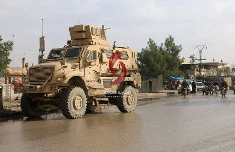 Hình ảnh xe quân đội Mỹ di chuyển trên đường phố Hasakah, Syria. Ảnh: AS.