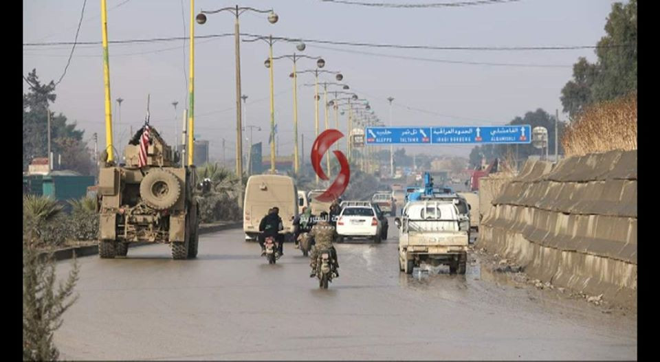 Báo cáo của Al-Ikhbariya cho biết thêm, đoàn xe chở trang thiết bị hậu cần sẽ được chuyển cho Lực lượng Dân chủ Syria (SDF) ở vùng nông thôn phía đông Deir Ezzor. Ảnh: AS.