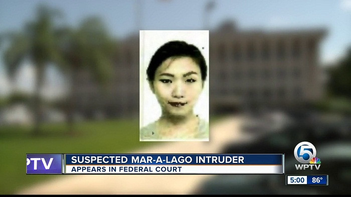 Ngày 25/11, Thẩm phán Roy Altman đã kết án 8 tháng tù đối với Zhang Yujing, nữ doanh nhân Trung Quốc 33 tuổi, vì hành vi xâm phạm khu nghỉ dưỡng Mar-a-Lago của ông Trump hồi tháng 3/2019 và nói dối Mật vụ Mỹ. Cô Zhang cũng bị trục xuất về nước sau khi được thả ra. Ảnh: WPTV.