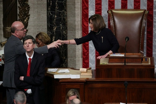 Tong thong Trump chinh thuc bi Ha vien My luan toi