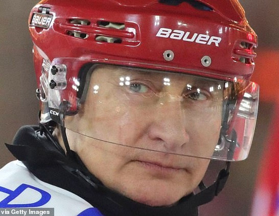 Theo Daily Mail, Tổng thống Putin đã tham gia trận đấu khúc côn cầu mừng năm mới trong khuôn khổ “Night Hockey League” (Giải đấu Khúc côn cầu Đêm) diễn ra vào tối 25/12 vừa qua tại Quảng trường Đỏ. (Nguồn ảnh: Daily Mail)