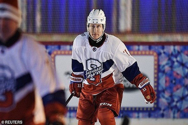 Tham gia với ông Putin trong trận đấu thuộc giải “Night Hockey League” năm 2018 là Bộ trưởng Quốc phòng Nga Sergey Shoigu cùng các cựu vận động viên Alexei Kasatonov, Pavel Bure và Viacheslav Festisov.