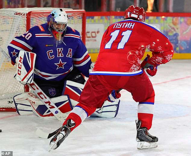Tổng thống Putin, Bộ trưởng Quốc phòng Sergey Shoigu và các huyền thoại bộ môn khúc côn cầu Nga như Pavel Bure, Valery Kamensky, Serge Fedorov, Alexei Kasatonov và nhiều người khác cùng một đội, còn đối thủ của đội ông gồm Thống đốc vùng Moskva Andrei Vorobyov, các doanh nhân và nhạc sĩ.