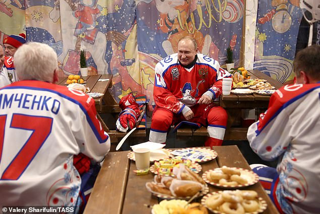 Mỗi năm, nhà lãnh đạo Nga Putin thường chơi khúc côn cầu một lần trước công chúng.