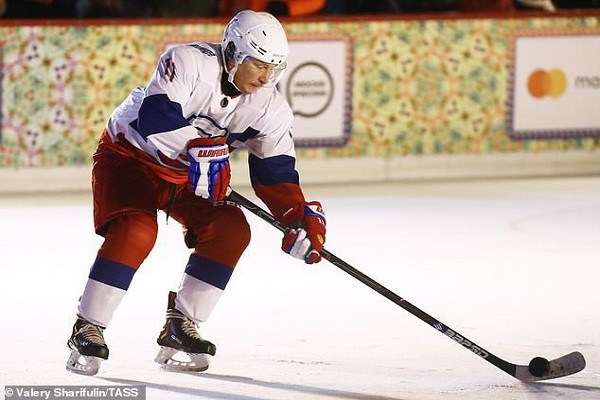 Năm ngoái, vào ngày 29/12, Tổng thống Putin đã tham gia vào trận khúc côn cầu với các quan chức Nga, doanh nhân cùng các cựu ngôi sao giải khúc côn cầu.