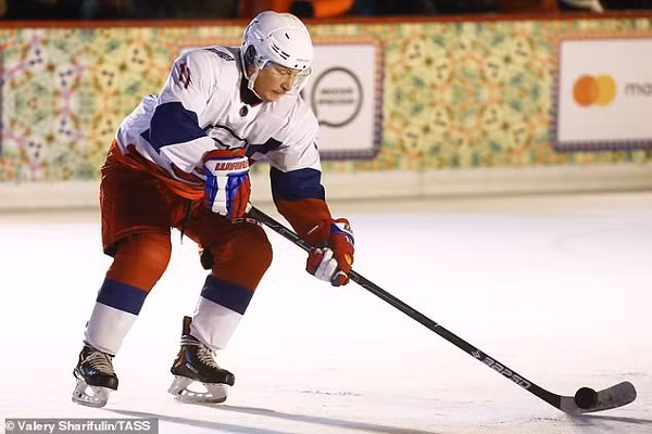 Năm ngoái, vào ngày 29/12, Tổng thống Putin đã tham gia vào trận khúc côn cầu với các quan chức Nga, doanh nhân cùng các cựu ngôi sao giải khúc côn cầu.