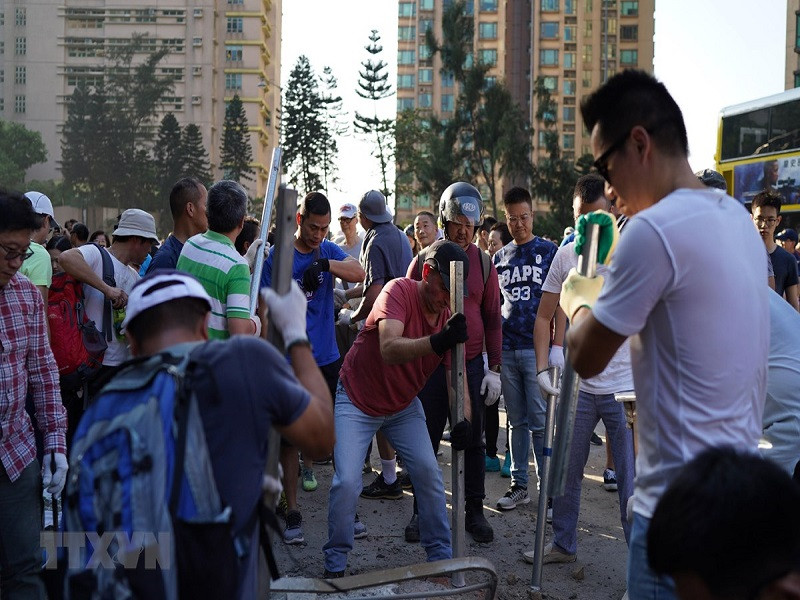 Canh sat Hong Kong keu goi giao vien ngan sinh vien bao luc qua khich