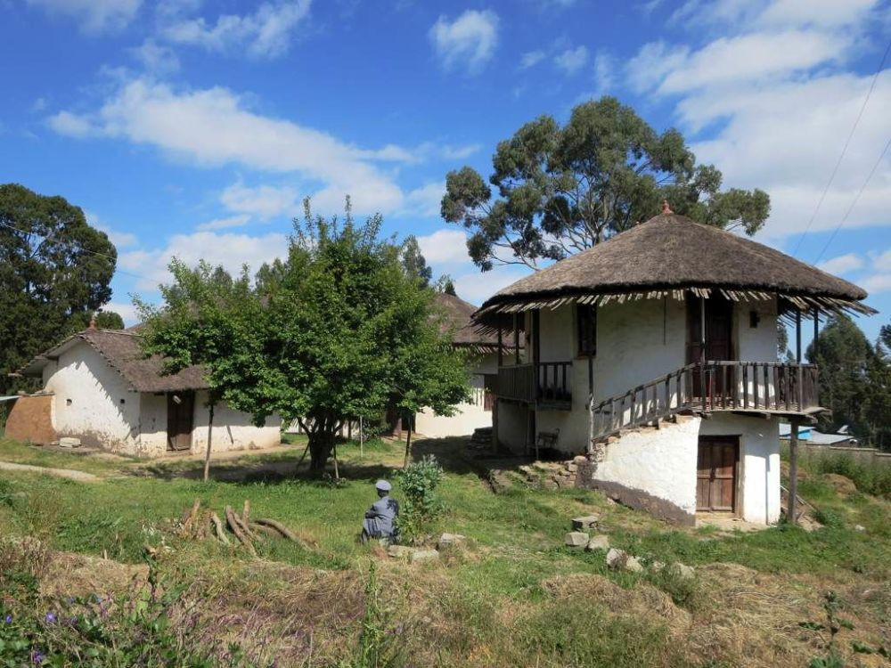 "Cung điện" nằm trong dãy núi Entoto này là nơi ở của Hoàng đế Ethiopia Menelik II và Hoàng hậu Taytu Betul vào năm 1883, trước khi ông thừa kế ngai vàng.