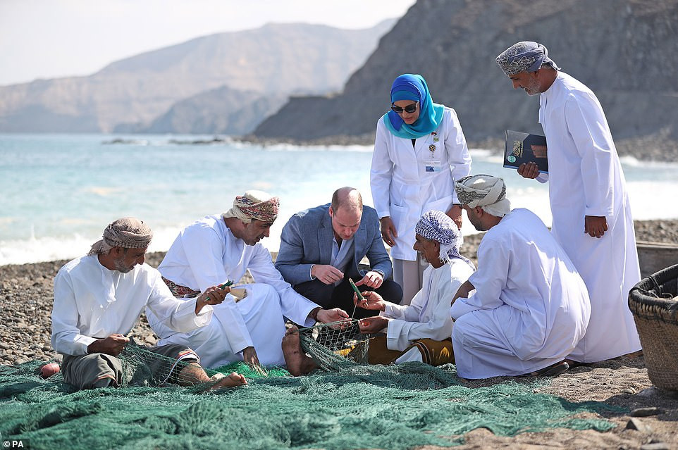 Hoàng tử Anh tìm hiểu về cách ngư dân đánh bắt cá cũng như những biện pháp đã thực hiện để bảo tồn môi trường biển.