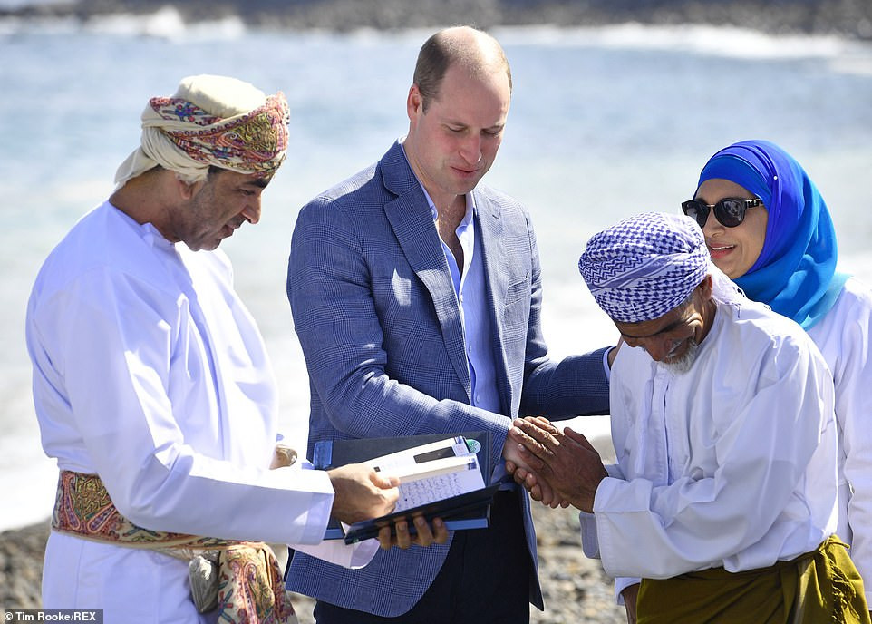 Hoàng tử William mỉm cười và bắt tay một ngư dân trong chuyến thăm bãi biển ở Marina Bandar al Rowdha. Mời độc giả xem thêm video: Bốn thế hệ Hoàng gia Anh cùng chụp ảnh sau 120 năm (Nguồn: VTC14)
