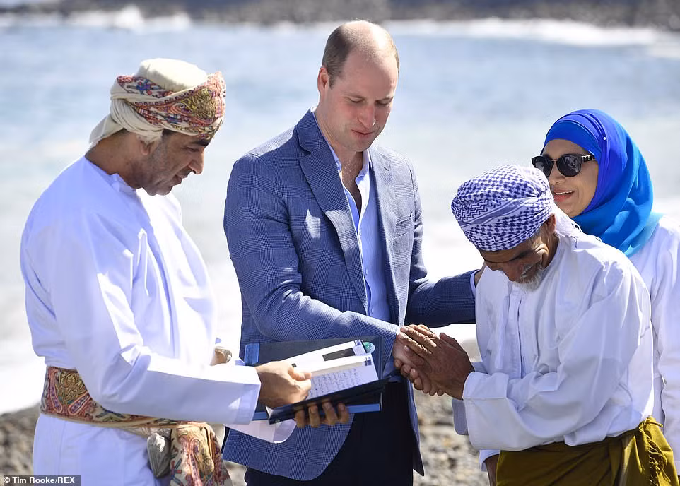 Hoàng tử William mỉm cười và bắt tay một ngư dân trong chuyến thăm bãi biển ở Marina Bandar al Rowdha. Mời độc giả xem thêm video: Bốn thế hệ Hoàng gia Anh cùng chụp ảnh sau 120 năm (Nguồn: VTC14)