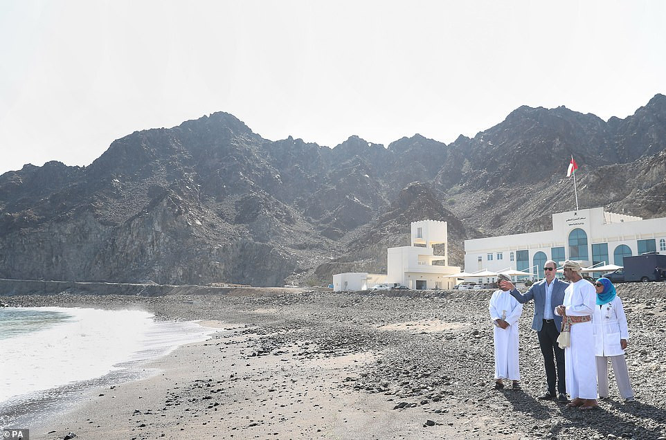 Công tước xứ Cambridge còn rất ngạc nhiên khi biết được các ngư dân Oman từng bắt được con cá nặng tới 20 kg.